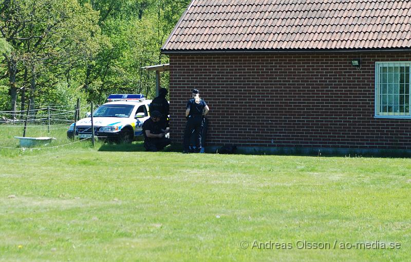 DSC_0205.JPG - Vid 11:20 tiden larmades Räddningstjänsten, ambulans och polis till Migrationsverket i Ljungaskog där det gått ett automatiskt brandlarm. Väl framme på plats konstaterade man att det inte rörde sig om någon brand utan en utvisnings hotad man som tagit två personer som gisslan och man kallade då dit en större Polisstyrka med bland annat insatsstyrkan från Malmö. En av gisslorna blev skadad i buken med någon form av stickvapen, och fördes med ambulans till sjukhuset när polisen fick ut honom.  Där va även en mindre demonstration på platsen om dem utvisningshotade männen, som var tillståndsgiven.