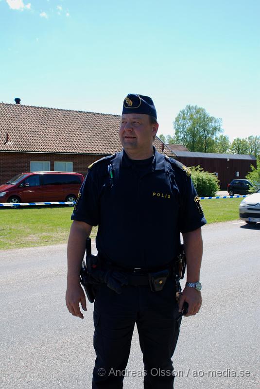 DSC_0223.JPG - Vid 11:20 tiden larmades Räddningstjänsten, ambulans och polis till Migrationsverket i Ljungaskog där det gått ett automatiskt brandlarm. Väl framme på plats konstaterade man att det inte rörde sig om någon brand utan en utvisnings hotad man som tagit två personer som gisslan och man kallade då dit en större Polisstyrka med bland annat insatsstyrkan från Malmö. En av gisslorna blev skadad i buken med någon form av stickvapen, och fördes med ambulans till sjukhuset när polisen fick ut honom.  Där va även en mindre demonstration på platsen om dem utvisningshotade männen, som var tillståndsgiven. På bild; Jesper Bengtsson - Stationschef i Örkelljunga