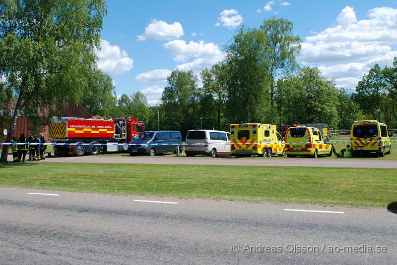 DSC_0226.JPG - Vid 11:20 tiden larmades Räddningstjänsten, ambulans och polis till Migrationsverket i Ljungaskog där det gått ett automatiskt brandlarm. Väl framme på plats konstaterade man att det inte rörde sig om någon brand utan en utvisnings hotad man som tagit två personer som gisslan och man kallade då dit en större Polisstyrka med bland annat insatsstyrkan från Malmö. En av gisslorna blev skadad i buken med någon form av stickvapen, och fördes med ambulans till sjukhuset när polisen fick ut honom.  Där va även en mindre demonstration på platsen om dem utvisningshotade männen, som var tillståndsgiven.