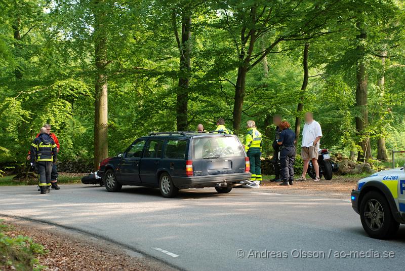 DSC_0077.JPG - Vid 17:25 tiden larmades räddningstjänsten till en trafikolycka mellan en personbil och en motorcykel, MC föraren hade blivit påkörd och fick föras till sjukhuset för kontroll. Personskadorna är ännu okända. Personerna i personbilen ska ha klarats sig utan några skdador, bara chockade över händelsen