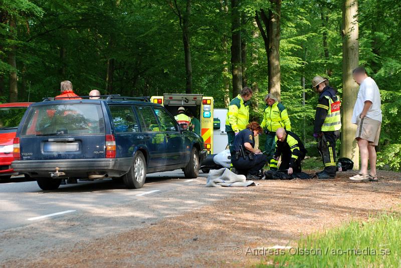 DSC_0082.JPG - Vid 17:25 tiden larmades räddningstjänsten till en trafikolycka mellan en personbil och en motorcykel, MC föraren hade blivit påkörd och fick föras till sjukhuset för kontroll. Personskadorna är ännu okända. Personerna i personbilen ska ha klarats sig utan några skdador, bara chockade över händelsen