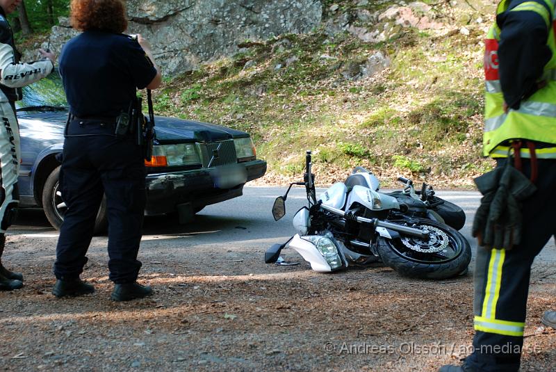 DSC_0083.JPG - Vid 17:25 tiden larmades räddningstjänsten till en trafikolycka mellan en personbil och en motorcykel, MC föraren hade blivit påkörd och fick föras till sjukhuset för kontroll. Personskadorna är ännu okända. Personerna i personbilen ska ha klarats sig utan några skdador, bara chockade över händelsen