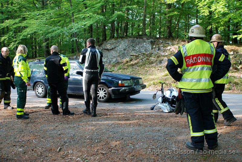 DSC_0084.JPG - Vid 17:25 tiden larmades räddningstjänsten till en trafikolycka mellan en personbil och en motorcykel, MC föraren hade blivit påkörd och fick föras till sjukhuset för kontroll. Personskadorna är ännu okända. Personerna i personbilen ska ha klarats sig utan några skdador, bara chockade över händelsen