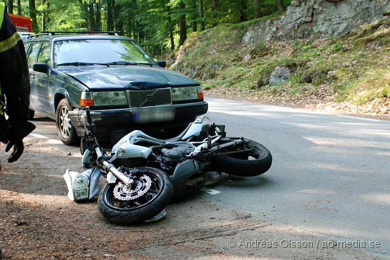 DSC_0087.JPG - Vid 17:25 tiden larmades räddningstjänsten till en trafikolycka mellan en personbil och en motorcykel, MC föraren hade blivit påkörd och fick föras till sjukhuset för kontroll. Personskadorna är ännu okända. Personerna i personbilen ska ha klarats sig utan några skdador, bara chockade över händelsen