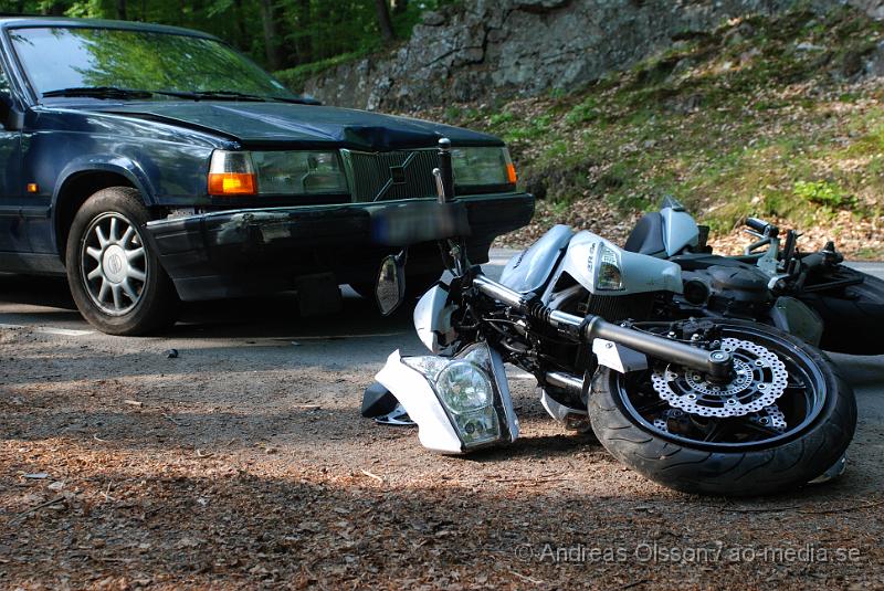 DSC_0089.JPG - Vid 17:25 tiden larmades räddningstjänsten till en trafikolycka mellan en personbil och en motorcykel, MC föraren hade blivit påkörd och fick föras till sjukhuset för kontroll. Personskadorna är ännu okända. Personerna i personbilen ska ha klarats sig utan några skdador, bara chockade över händelsen