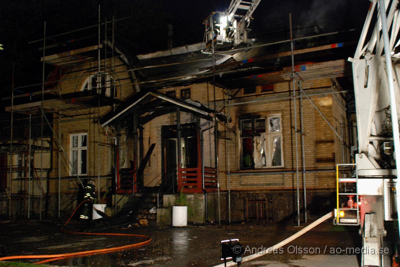 DSC_0026.JPG - Vid 01:45 larmades räddningstjänsten, Ambulans och Polis till Slottets fritidsgård i Helsingborg där man hade en kraftig brand, Det vad tredje gången denna månaden som det brinner på platsen. Denna gången hann branden ta sig i taket och räddningstjänsten hade mycket arbete med att få släckt branden under taket då det är en gammal villa och bygt i olika lager. Ingen skadades i branden men byggnaden blev kraftigt skadad. Man misstänker att även denna branden är anlagd.