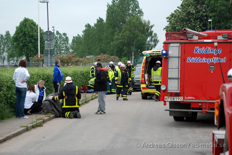 DSC_0001..JPG - Vid 18:45 larmades räddningstjänsten till en trafikolycka i Kvidinge där en moped hade krockat med en personbil. Personerna i bilen chockades, men ska inte ha blivit skadade, mopedisten fick föras till sjukhuset skadorna är oklara, föraren hade ingen hälm på sig vid tillfället, eventuellt fick några i personbilen följa med till sjukhuset då dem var chockade.