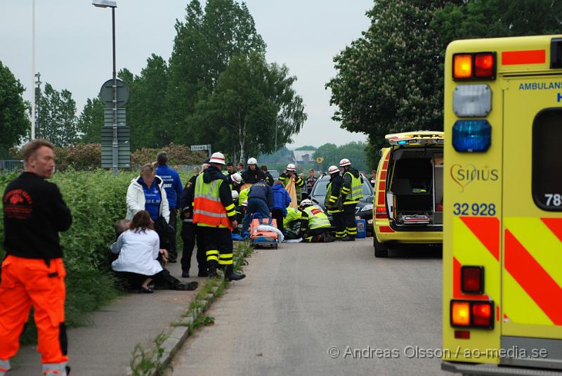 DSC_0003.JPG - Vid 18:45 larmades räddningstjänsten till en trafikolycka i Kvidinge där en moped hade krockat med en personbil. Personerna i bilen chockades, men ska inte ha blivit skadade, mopedisten fick föras till sjukhuset skadorna är oklara, föraren hade ingen hälm på sig vid tillfället, eventuellt fick några i personbilen följa med till sjukhuset då dem var chockade.