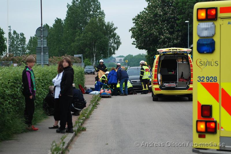 DSC_0004.JPG - Vid 18:45 larmades räddningstjänsten till en trafikolycka i Kvidinge där en moped hade krockat med en personbil. Personerna i bilen chockades, men ska inte ha blivit skadade, mopedisten fick föras till sjukhuset skadorna är oklara, föraren hade ingen hälm på sig vid tillfället, eventuellt fick några i personbilen följa med till sjukhuset då dem var chockade.