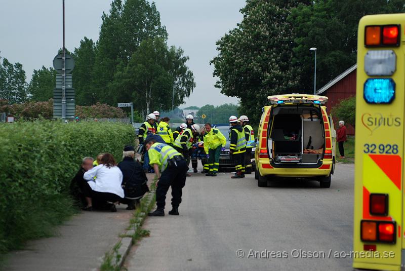 DSC_0006.JPG - Vid 18:45 larmades räddningstjänsten till en trafikolycka i Kvidinge där en moped hade krockat med en personbil. Personerna i bilen chockades, men ska inte ha blivit skadade, mopedisten fick föras till sjukhuset skadorna är oklara, föraren hade ingen hälm på sig vid tillfället, eventuellt fick några i personbilen följa med till sjukhuset då dem var chockade.