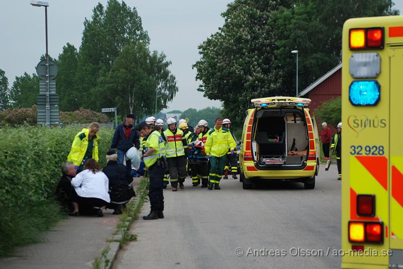 DSC_0009.JPG - Vid 18:45 larmades räddningstjänsten till en trafikolycka i Kvidinge där en moped hade krockat med en personbil. Personerna i bilen chockades, men ska inte ha blivit skadade, mopedisten fick föras till sjukhuset skadorna är oklara, föraren hade ingen hälm på sig vid tillfället, eventuellt fick några i personbilen följa med till sjukhuset då dem var chockade.