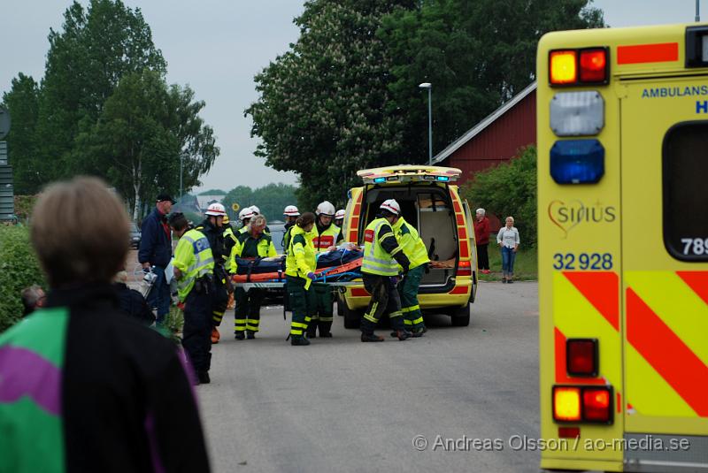 DSC_0010.JPG - Vid 18:45 larmades räddningstjänsten till en trafikolycka i Kvidinge där en moped hade krockat med en personbil. Personerna i bilen chockades, men ska inte ha blivit skadade, mopedisten fick föras till sjukhuset skadorna är oklara, föraren hade ingen hälm på sig vid tillfället, eventuellt fick några i personbilen följa med till sjukhuset då dem var chockade.