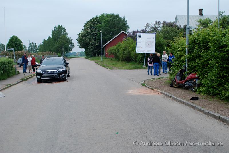 DSC_0019.JPG - Vid 18:45 larmades räddningstjänsten till en trafikolycka i Kvidinge där en moped hade krockat med en personbil. Personerna i bilen chockades, men ska inte ha blivit skadade, mopedisten fick föras till sjukhuset skadorna är oklara, föraren hade ingen hälm på sig vid tillfället, eventuellt fick några i personbilen följa med till sjukhuset då dem var chockade.