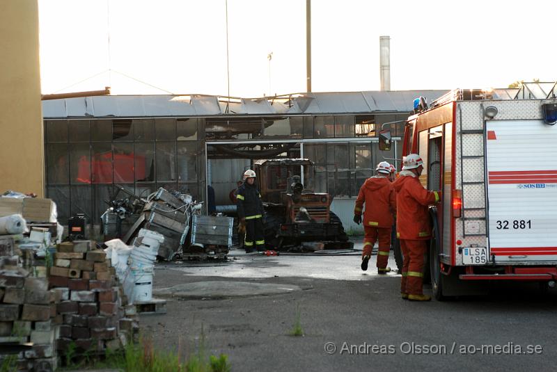 DSC_0009.JPG - vid 20:40 tiden larmades en större räddningsstyrka till en brand  lite utanför höganäs. Vid framkomst visade sig att det var en mindre traktor som hade fattat eld och det fanns en viss spridningsrisk då fordonet stod i ett växthus och en massa flis. Men räddningstjänsten fick snabbt branden under kontroll och ingen person kom till skada. Däremot blev vattenledningarna förstörda till växthusen.