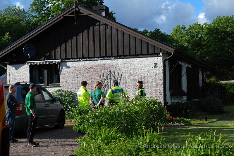 DSC_0022.JPG - Vid 18:50 tiden larmades räddningstjänsten till en villa brand i Eket, enligt uppgifterna ska det har börjart brinna i en fläkt och de var öppna lågor men räddningstjänsten fick snabbt elden under kontroll. Räddningstjänsten  bryter upp takplattorna för o förhindra ev spridning i taket. Inga personer ska ha kommit till skada.