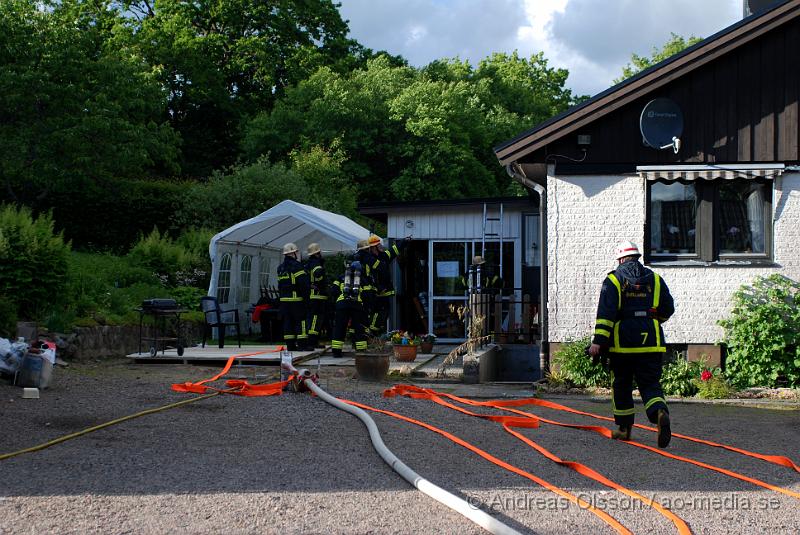 DSC_0024.JPG - Vid 18:50 tiden larmades räddningstjänsten till en villa brand i Eket, enligt uppgifterna ska det har börjart brinna i en fläkt och de var öppna lågor men räddningstjänsten fick snabbt elden under kontroll. Räddningstjänsten  bryter upp takplattorna för o förhindra ev spridning i taket. Inga personer ska ha kommit till skada.