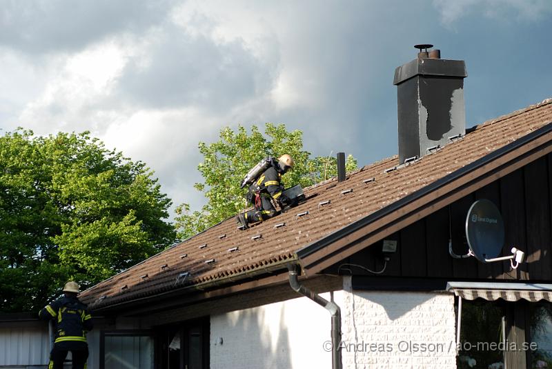 DSC_0026.JPG - Vid 18:50 tiden larmades räddningstjänsten till en villa brand i Eket, enligt uppgifterna ska det har börjart brinna i en fläkt och de var öppna lågor men räddningstjänsten fick snabbt elden under kontroll. Räddningstjänsten  bryter upp takplattorna för o förhindra ev spridning i taket. Inga personer ska ha kommit till skada.