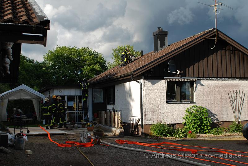 DSC_0028.JPG - Vid 18:50 tiden larmades räddningstjänsten till en villa brand i Eket, enligt uppgifterna ska det har börjart brinna i en fläkt och de var öppna lågor men räddningstjänsten fick snabbt elden under kontroll. Räddningstjänsten  bryter upp takplattorna för o förhindra ev spridning i taket. Inga personer ska ha kommit till skada.