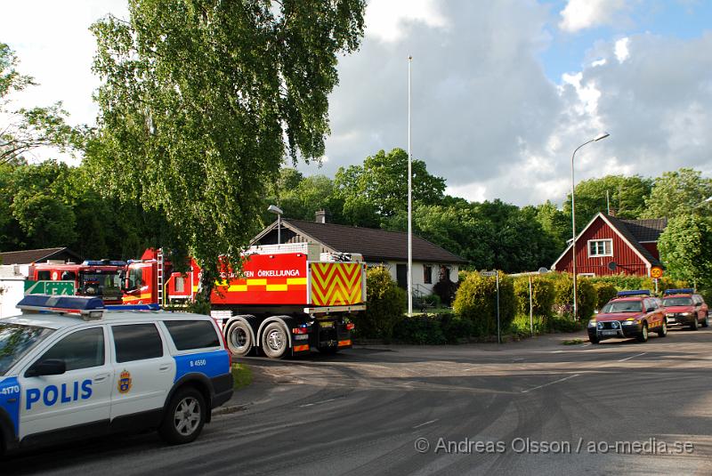 DSC_0031.JPG - Vid 18:50 tiden larmades räddningstjänsten till en villa brand i Eket, enligt uppgifterna ska det har börjart brinna i en fläkt och de var öppna lågor men räddningstjänsten fick snabbt elden under kontroll. Räddningstjänsten  bryter upp takplattorna för o förhindra ev spridning i taket. Inga personer ska ha kommit till skada.