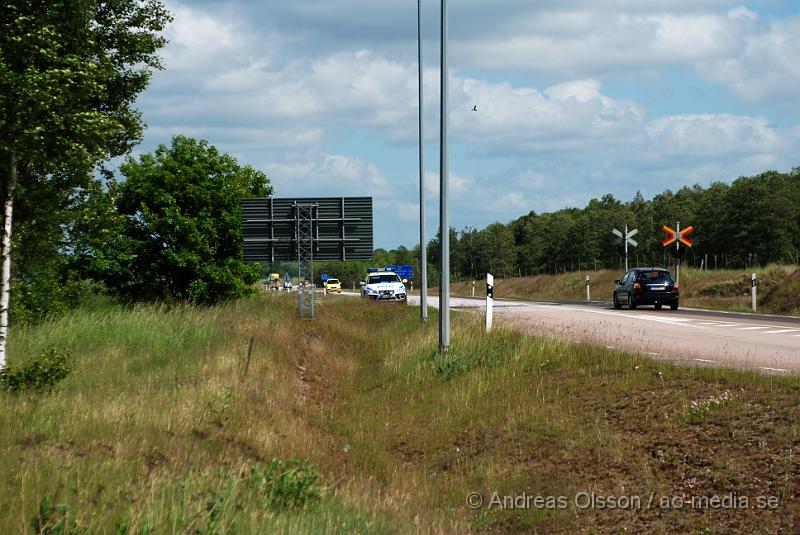 DSC_0020.JPG - Någon gång under eftermiddagen har en större läcka med antagligen disel eller liknande läckt ut i stora delar av rondellen där väg 21 och väg 13 korsar varandra i Klippan även en lång sträcka mot kristianstad efter rondellen är full av disel/olja. Det är MYCKET halt på platsen och polisen är på plats för att få bilisterna att sänka farten under tiden dem väntar på att dem ska komma och göra iordning vägen. Ingen körde av vägen som tur va, då däcken inte fick något direkt fäste även i låg fart!