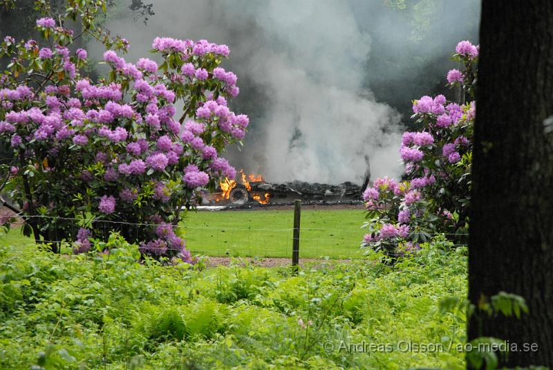 DSC_0036..JPG - Vid 15 tiden larmades räddningstjänsten till Brödåkra utanför Östra Ljungnby där en husvagn fattat eld. Det fanns två gasolflaskor i husvagnen och den stod nära huset, mellan 4-6 meter så spridningsrisken var stor, även en del stora träd stod intill husvagnen. Man hörde minst två kraftiga smällar från den övertända husvagnen, antagligen från däcken. Ingen person ska ha kommit till skada.