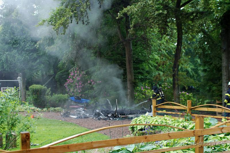 DSC_0037.JPG - Vid 15 tiden larmades räddningstjänsten till Brödåkra utanför Östra Ljungnby där en husvagn fattat eld. Det fanns två gasolflaskor i husvagnen och den stod nära huset, mellan 4-6 meter så spridningsrisken var stor, även en del stora träd stod intill husvagnen. Man hörde minst två kraftiga smällar från den övertända husvagnen, antagligen från däcken. Ingen person ska ha kommit till skada.