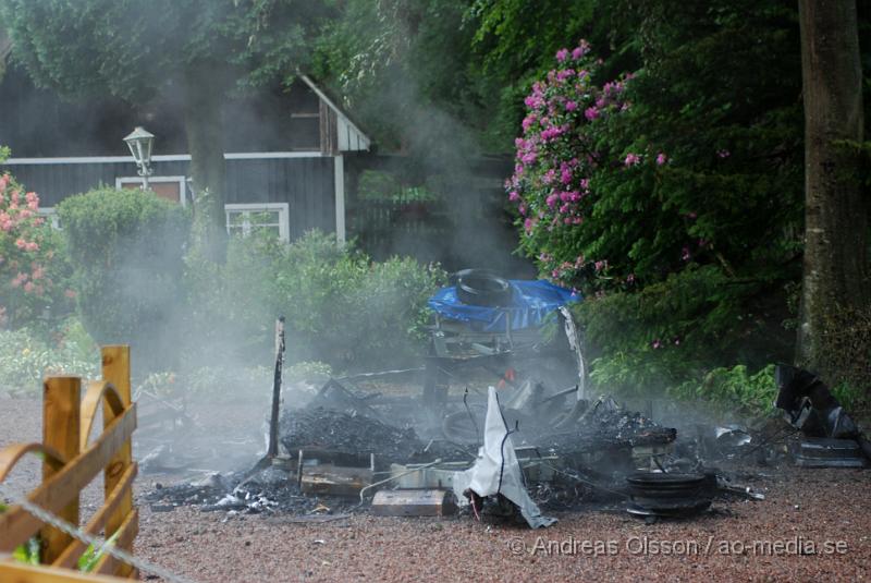 DSC_0039.JPG - Vid 15 tiden larmades räddningstjänsten till Brödåkra utanför Östra Ljungnby där en husvagn fattat eld. Det fanns två gasolflaskor i husvagnen och den stod nära huset, mellan 4-6 meter så spridningsrisken var stor, även en del stora träd stod intill husvagnen. Man hörde minst två kraftiga smällar från den övertända husvagnen, antagligen från däcken. Ingen person ska ha kommit till skada.