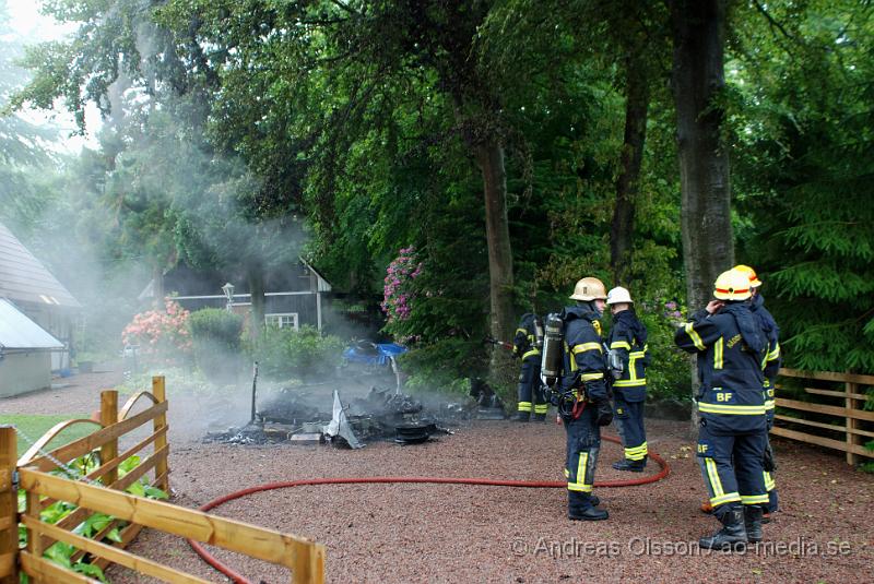 DSC_0041.JPG - Vid 15 tiden larmades räddningstjänsten till Brödåkra utanför Östra Ljungnby där en husvagn fattat eld. Det fanns två gasolflaskor i husvagnen och den stod nära huset, mellan 4-6 meter så spridningsrisken var stor, även en del stora träd stod intill husvagnen. Man hörde minst två kraftiga smällar från den övertända husvagnen, antagligen från däcken. Ingen person ska ha kommit till skada.