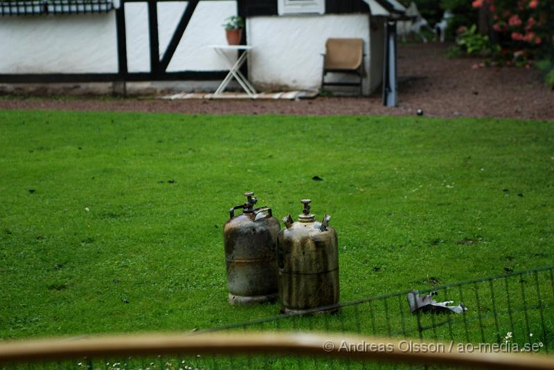 DSC_0044.JPG - Vid 15 tiden larmades räddningstjänsten till Brödåkra utanför Östra Ljungnby där en husvagn fattat eld. Det fanns två gasolflaskor i husvagnen och den stod nära huset, mellan 4-6 meter så spridningsrisken var stor, även en del stora träd stod intill husvagnen. Man hörde minst två kraftiga smällar från den övertända husvagnen, antagligen från däcken. Ingen person ska ha kommit till skada.