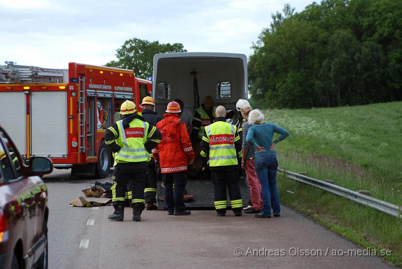 DSC_0010.JPG - Vid 18 tiden larmades Räddningstjänsten från Klippan och Åstorp till väg 13 där en personbil med hästsläp skulle ha vält, vid framkomst stod släpet upp men hästen i släpet låg ner på golvet och kunde inte resa sig. Så räddningstjänsten fick hugga in och hjälpa hästen upp på benen igen. När hästen väl kom upp såg den ut att må relativt bra. Oklart om den blivit skadad på något sätt. Ingen person kom till skada.