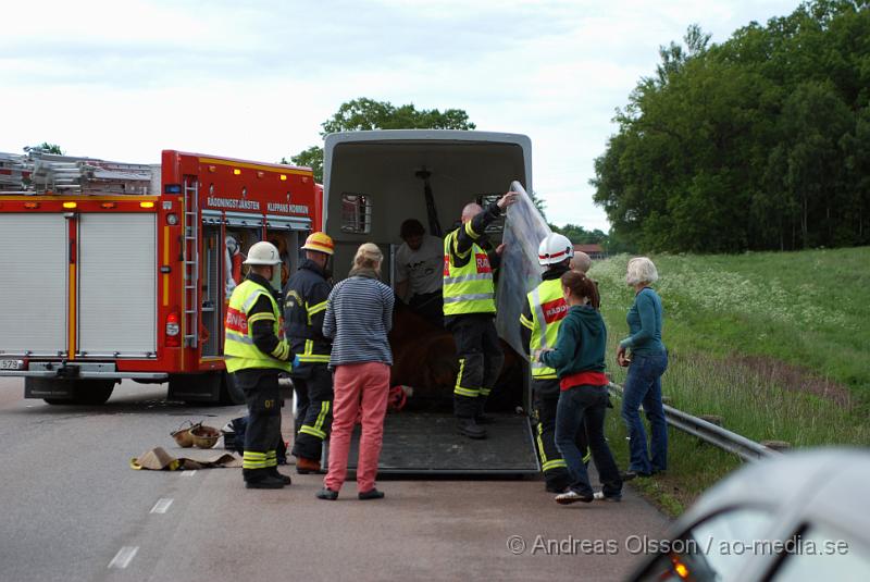 DSC_0013.JPG - Vid 18 tiden larmades Räddningstjänsten från Klippan och Åstorp till väg 13 där en personbil med hästsläp skulle ha vält, vid framkomst stod släpet upp men hästen i släpet låg ner på golvet och kunde inte resa sig. Så räddningstjänsten fick hugga in och hjälpa hästen upp på benen igen. När hästen väl kom upp såg den ut att må relativt bra. Oklart om den blivit skadad på något sätt. Ingen person kom till skada.