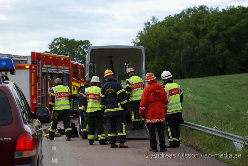 DSC_0016.JPG - Vid 18 tiden larmades Räddningstjänsten från Klippan och Åstorp till väg 13 där en personbil med hästsläp skulle ha vält, vid framkomst stod släpet upp men hästen i släpet låg ner på golvet och kunde inte resa sig. Så räddningstjänsten fick hugga in och hjälpa hästen upp på benen igen. När hästen väl kom upp såg den ut att må relativt bra. Oklart om den blivit skadad på något sätt. Ingen person kom till skada.