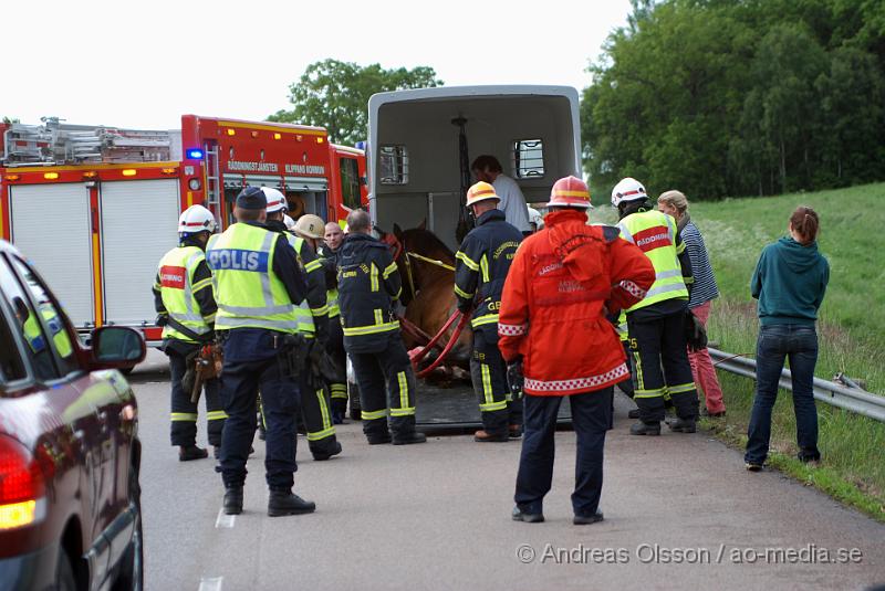 DSC_0020.JPG - Vid 18 tiden larmades Räddningstjänsten från Klippan och Åstorp till väg 13 där en personbil med hästsläp skulle ha vält, vid framkomst stod släpet upp men hästen i släpet låg ner på golvet och kunde inte resa sig. Så räddningstjänsten fick hugga in och hjälpa hästen upp på benen igen. När hästen väl kom upp såg den ut att må relativt bra. Oklart om den blivit skadad på något sätt. Ingen person kom till skada.