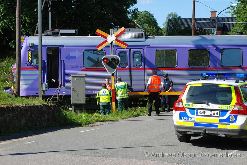 DSC_0006.JPG - Vid 15,30 tiden larmades räddningstjänsten, ambulans och Polis till en olycka vid en järnvägs överfart i V. Torup mellan Perstorp och Tyringe. Det var en personbil som krockat med ett tåg, en person i bilen avled vid krocken. Ingen person skadades i tåget men tåget spårade till viss del av.