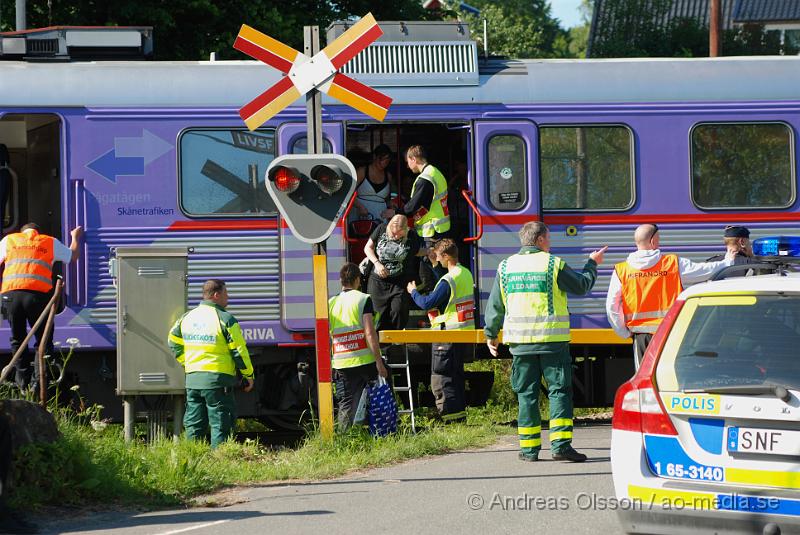 DSC_0011.JPG - Vid 15,30 tiden larmades räddningstjänsten, ambulans och Polis till en olycka vid en järnvägs överfart i V. Torup mellan Perstorp och Tyringe. Det var en personbil som krockat med ett tåg, en person i bilen avled vid krocken. Ingen person skadades i tåget men tåget spårade till viss del av.