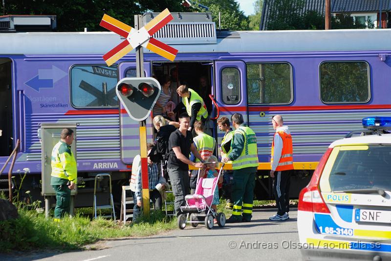 DSC_0018.JPG - Vid 15,30 tiden larmades räddningstjänsten, ambulans och Polis till en olycka vid en järnvägs överfart i V. Torup mellan Perstorp och Tyringe. Det var en personbil som krockat med ett tåg, en person i bilen avled vid krocken. Ingen person skadades i tåget men tåget spårade till viss del av.