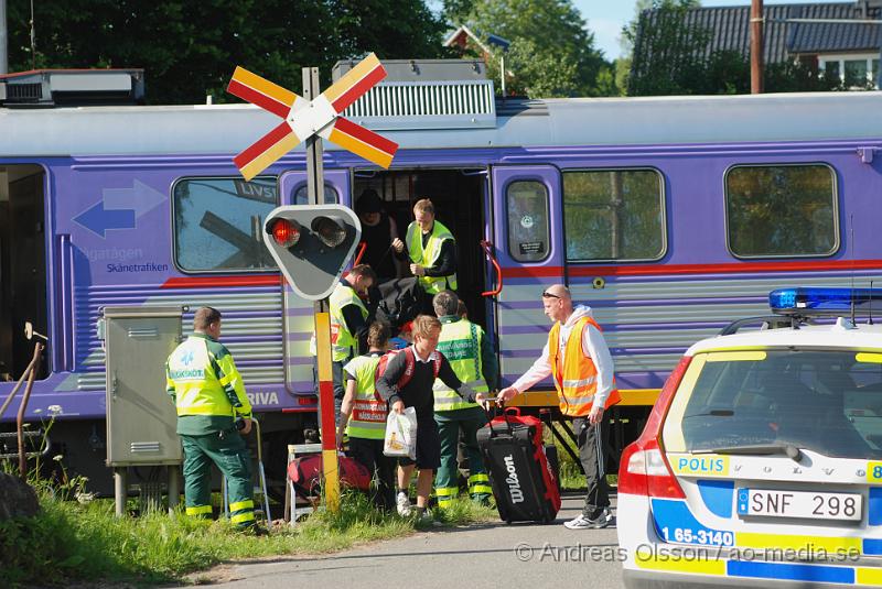 DSC_0020.JPG - Vid 15,30 tiden larmades räddningstjänsten, ambulans och Polis till en olycka vid en järnvägs överfart i V. Torup mellan Perstorp och Tyringe. Det var en personbil som krockat med ett tåg, en person i bilen avled vid krocken. Ingen person skadades i tåget men tåget spårade till viss del av.