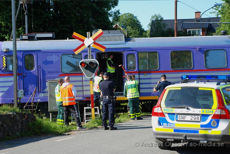 DSC_0022.JPG - Vid 15,30 tiden larmades räddningstjänsten, ambulans och Polis till en olycka vid en järnvägs överfart i V. Torup mellan Perstorp och Tyringe. Det var en personbil som krockat med ett tåg, en person i bilen avled vid krocken. Ingen person skadades i tåget men tåget spårade till viss del av.