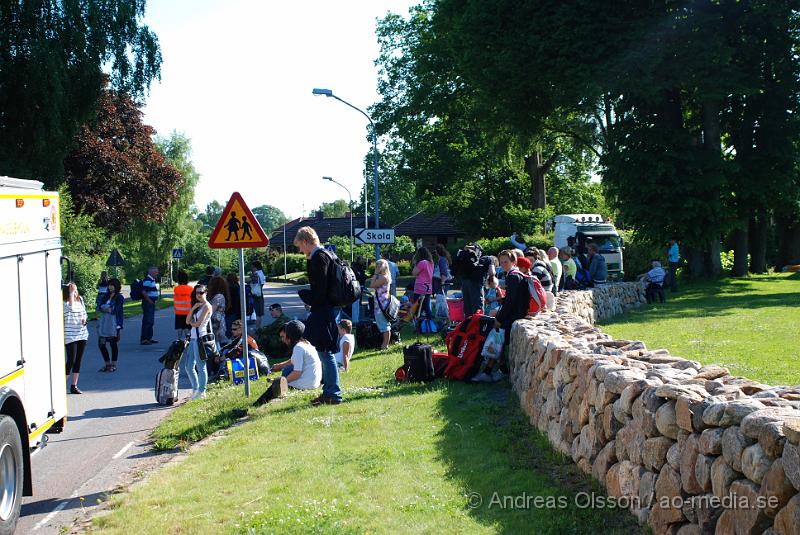 DSC_0026.JPG - Vid 15,30 tiden larmades räddningstjänsten, ambulans och Polis till en olycka vid en järnvägs överfart i V. Torup mellan Perstorp och Tyringe. Det var en personbil som krockat med ett tåg, en person i bilen avled vid krocken. Ingen person skadades i tåget men tåget spårade till viss del av.