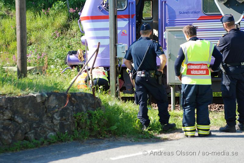 DSC_0028.JPG - Vid 15,30 tiden larmades räddningstjänsten, ambulans och Polis till en olycka vid en järnvägs överfart i V. Torup mellan Perstorp och Tyringe. Det var en personbil som krockat med ett tåg, en person i bilen avled vid krocken. Ingen person skadades i tåget men tåget spårade till viss del av.