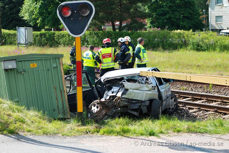 DSC_0188.JPG - Vid 15,30 tiden larmades räddningstjänsten, ambulans och Polis till en olycka vid en järnvägs överfart i V. Torup mellan Perstorp och Tyringe. Det var en personbil som krockat med ett tåg, en person i bilen avled vid krocken. Ingen person skadades i tåget men tåget spårade till viss del av.