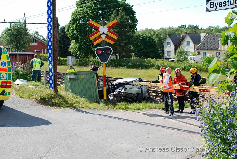 DSC_0189.JPG - Vid 15,30 tiden larmades räddningstjänsten, ambulans och Polis till en olycka vid en järnvägs överfart i V. Torup mellan Perstorp och Tyringe. Det var en personbil som krockat med ett tåg, en person i bilen avled vid krocken. Ingen person skadades i tåget men tåget spårade till viss del av.