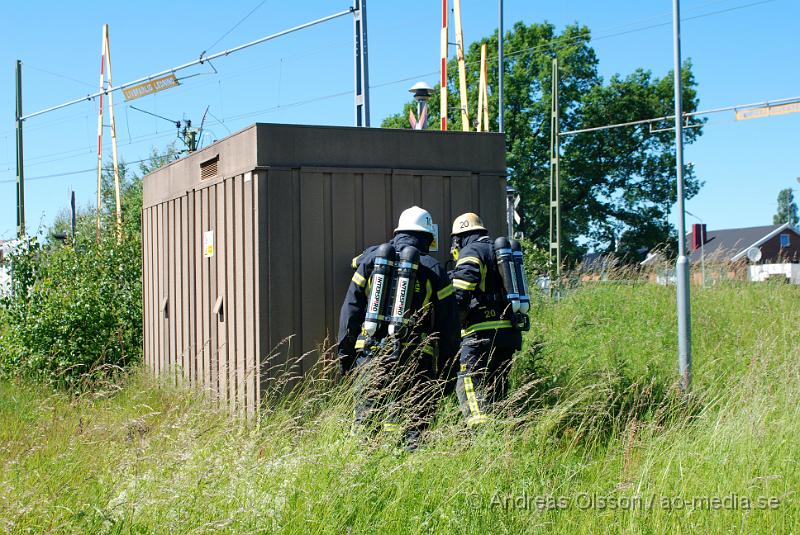 DSC_0038.JPG - Vid 14,50 larmades räddningstjänsten till Åbytorpsvägen i klippan där man hade rökutveckling i ett ställverk. Man började att öppna upp ställverket och hittade en mindre brand. Stora delar av Klippans centrum förlorade elen och en del butiker fick problem med sina larm. Personal blev kallad till platsen för att koppla om strömmen till andra ställverk under tiden. Boenden i närheten hade ca en timme tidigare hört en kraftig smäll. Antagligen från ställverket.