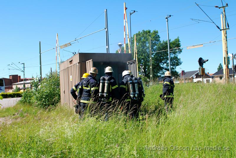 DSC_0039.JPG - Vid 14,50 larmades räddningstjänsten till Åbytorpsvägen i klippan där man hade rökutveckling i ett ställverk. Man började att öppna upp ställverket och hittade en mindre brand. Stora delar av Klippans centrum förlorade elen och en del butiker fick problem med sina larm. Personal blev kallad till platsen för att koppla om strömmen till andra ställverk under tiden. Boenden i närheten hade ca en timme tidigare hört en kraftig smäll. Antagligen från ställverket.