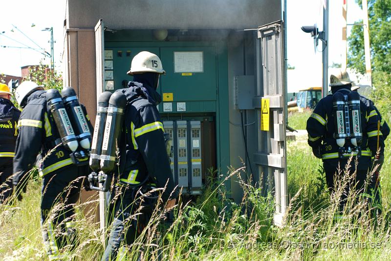 DSC_0040.JPG - Vid 14,50 larmades räddningstjänsten till Åbytorpsvägen i klippan där man hade rökutveckling i ett ställverk. Man började att öppna upp ställverket och hittade en mindre brand. Stora delar av Klippans centrum förlorade elen och en del butiker fick problem med sina larm. Personal blev kallad till platsen för att koppla om strömmen till andra ställverk under tiden. Boenden i närheten hade ca en timme tidigare hört en kraftig smäll. Antagligen från ställverket.