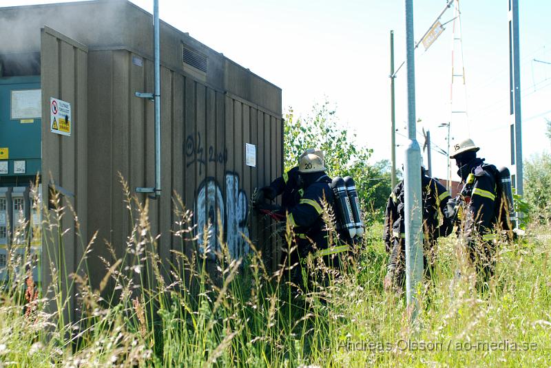 DSC_0042.JPG - Vid 14,50 larmades räddningstjänsten till Åbytorpsvägen i klippan där man hade rökutveckling i ett ställverk. Man började att öppna upp ställverket och hittade en mindre brand. Stora delar av Klippans centrum förlorade elen och en del butiker fick problem med sina larm. Personal blev kallad till platsen för att koppla om strömmen till andra ställverk under tiden. Boenden i närheten hade ca en timme tidigare hört en kraftig smäll. Antagligen från ställverket.