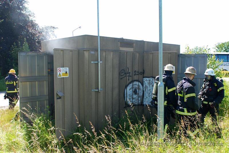 DSC_0043.JPG - Vid 14,50 larmades räddningstjänsten till Åbytorpsvägen i klippan där man hade rökutveckling i ett ställverk. Man började att öppna upp ställverket och hittade en mindre brand. Stora delar av Klippans centrum förlorade elen och en del butiker fick problem med sina larm. Personal blev kallad till platsen för att koppla om strömmen till andra ställverk under tiden. Boenden i närheten hade ca en timme tidigare hört en kraftig smäll. Antagligen från ställverket.