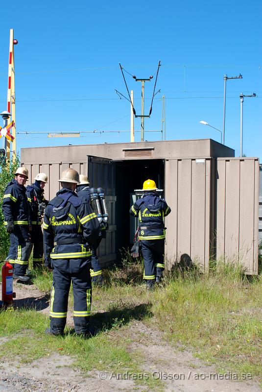 DSC_0045.JPG - Vid 14,50 larmades räddningstjänsten till Åbytorpsvägen i klippan där man hade rökutveckling i ett ställverk. Man började att öppna upp ställverket och hittade en mindre brand. Stora delar av Klippans centrum förlorade elen och en del butiker fick problem med sina larm. Personal blev kallad till platsen för att koppla om strömmen till andra ställverk under tiden. Boenden i närheten hade ca en timme tidigare hört en kraftig smäll. Antagligen från ställverket.