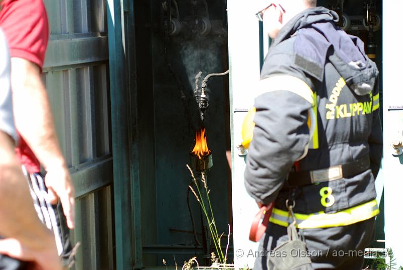 DSC_0051.JPG - Vid 14,50 larmades räddningstjänsten till Åbytorpsvägen i klippan där man hade rökutveckling i ett ställverk. Man började att öppna upp ställverket och hittade en mindre brand. Stora delar av Klippans centrum förlorade elen och en del butiker fick problem med sina larm. Personal blev kallad till platsen för att koppla om strömmen till andra ställverk under tiden. Boenden i närheten hade ca en timme tidigare hört en kraftig smäll. Antagligen från ställverket.