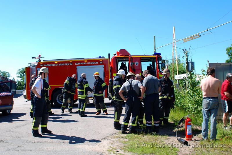 DSC_0054.JPG - Vid 14,50 larmades räddningstjänsten till Åbytorpsvägen i klippan där man hade rökutveckling i ett ställverk. Man började att öppna upp ställverket och hittade en mindre brand. Stora delar av Klippans centrum förlorade elen och en del butiker fick problem med sina larm. Personal blev kallad till platsen för att koppla om strömmen till andra ställverk under tiden. Boenden i närheten hade ca en timme tidigare hört en kraftig smäll. Antagligen från ställverket.